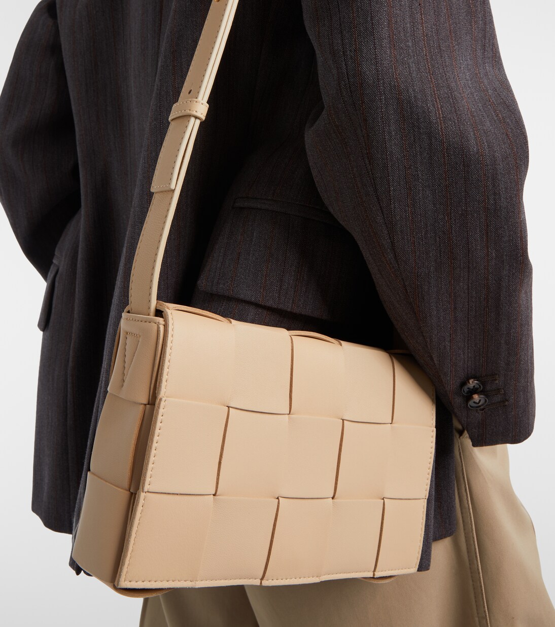 Cassette leather shoulder bag in beige - Bottega Veneta | Mytheresa