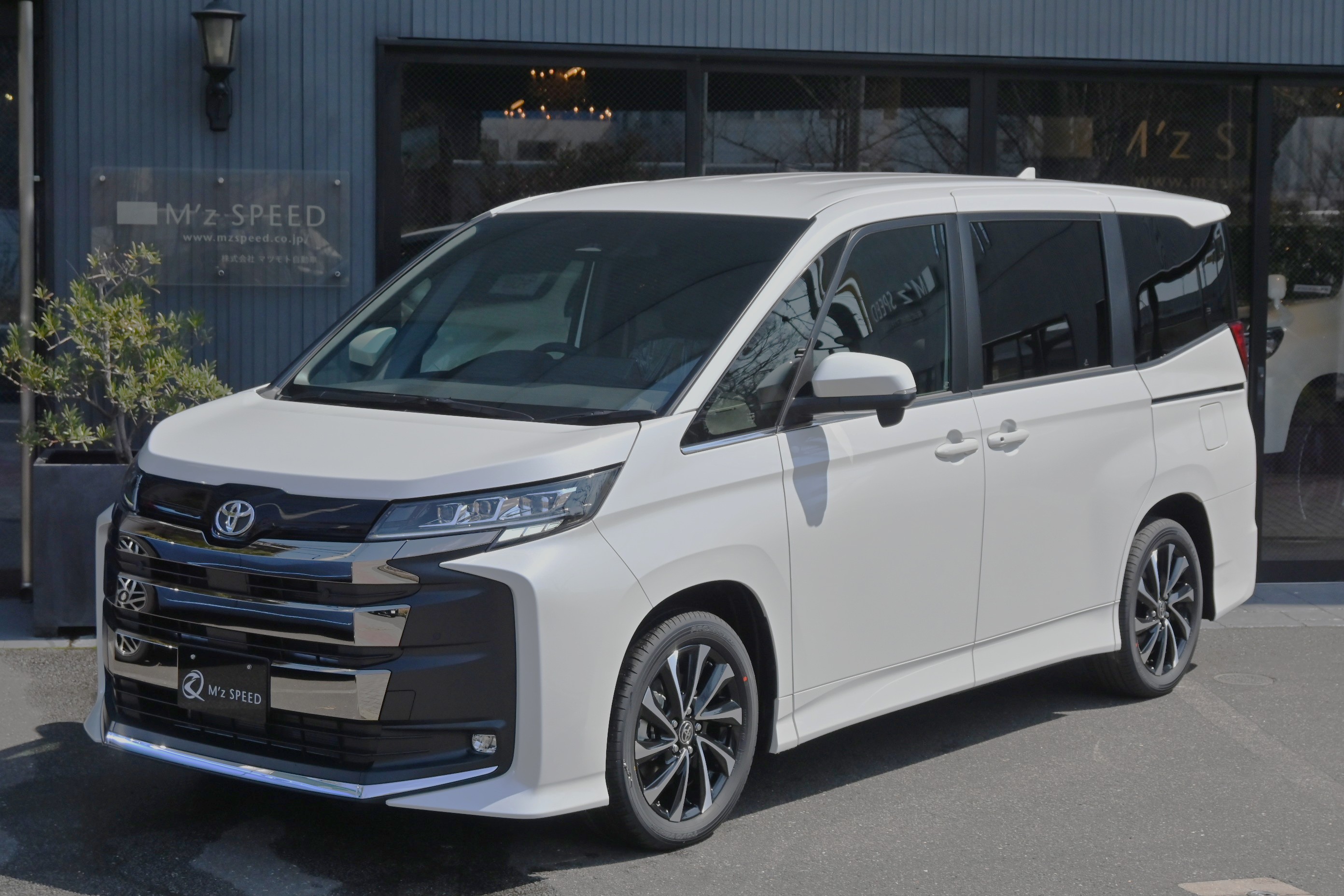 M'z SPEED 新車カスタムコンプリートカー | TOYOTA NOAH GRACE LINE