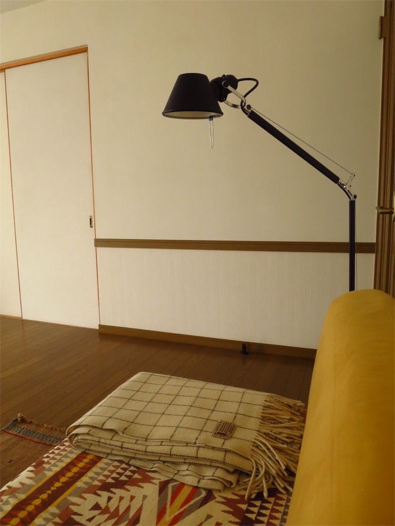 秋冬リビング】ソファにECOLA（エコラ）を一枚。薄手のウール