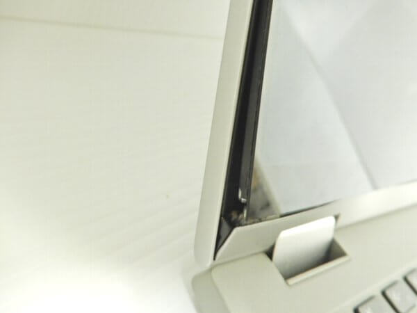 IdeaPad flex 5 液晶の左側ヒンジ部が破損 開閉時に液晶が剥離