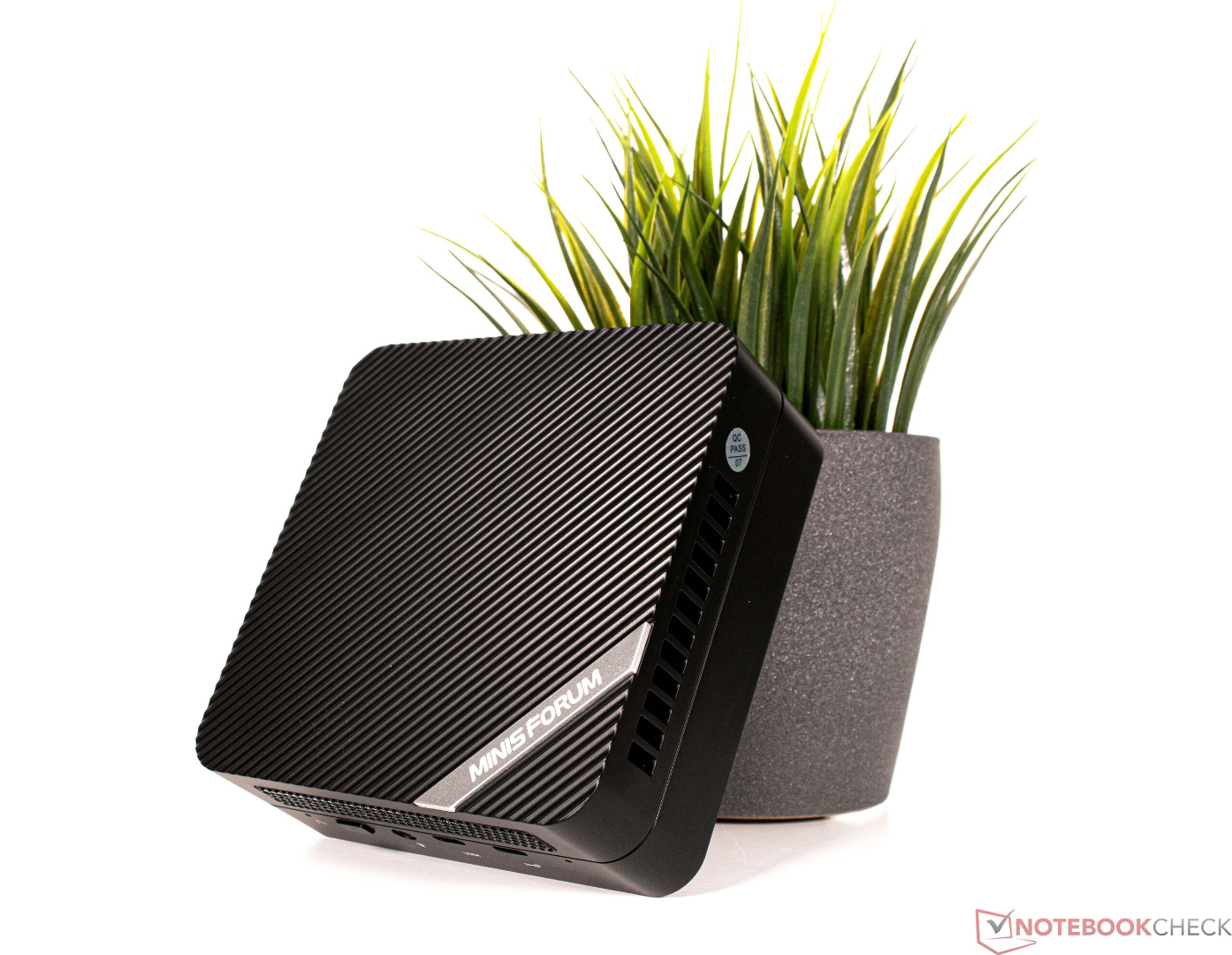 MINISFORUM Venus UM690: AMD Ryzen 9 6900HX mini-PC drops below US