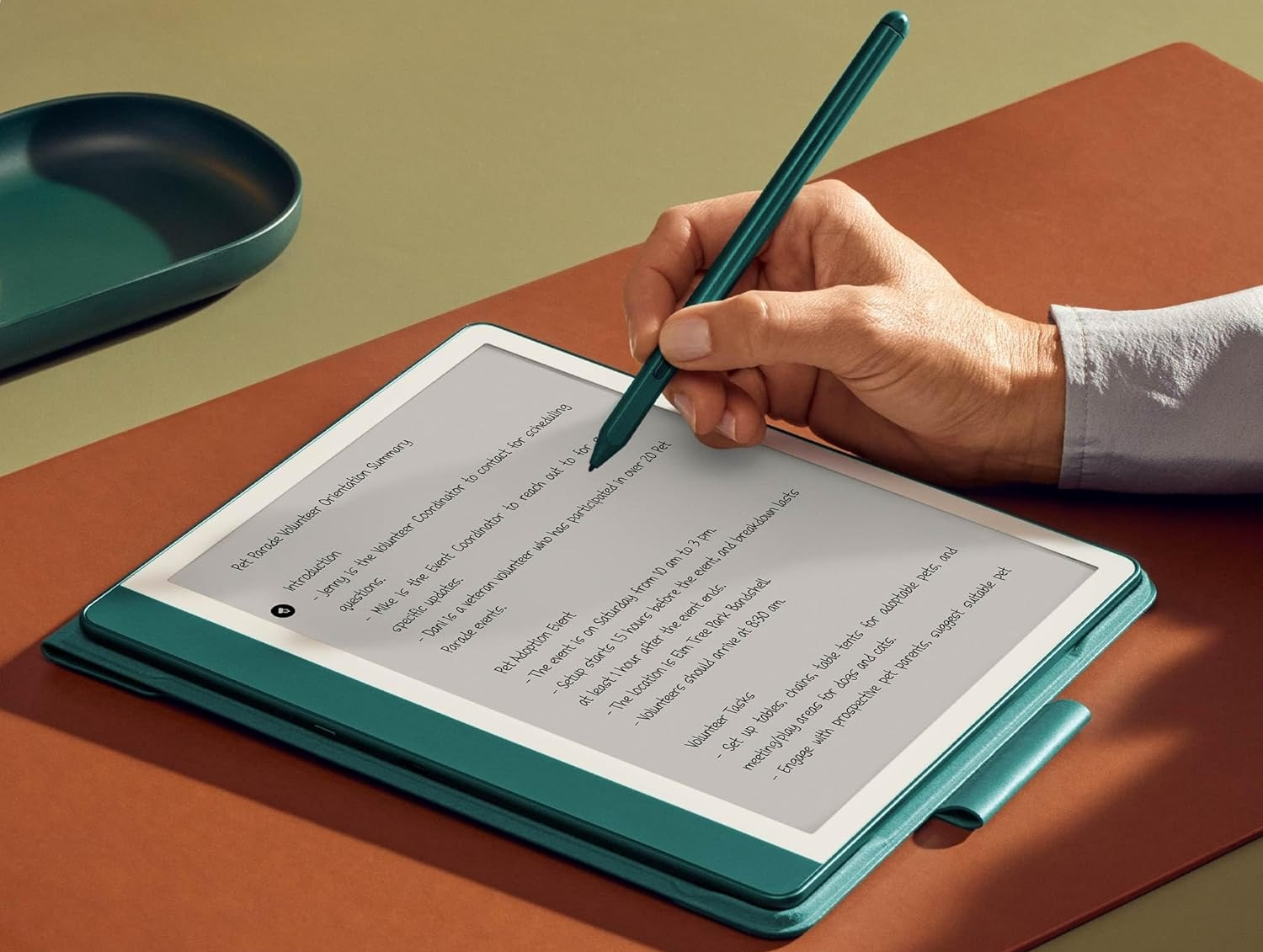 Amazon refreshes the Kindle Scribe: New color, new pen, and AI