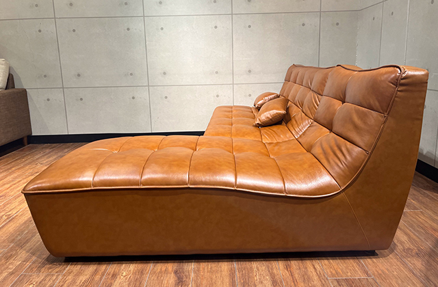 存在感と高級感たっぷりの本革仕様アームレスカウチソファ | NOCE