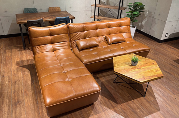 存在感と高級感たっぷりの本革仕様アームレスカウチソファ | NOCE