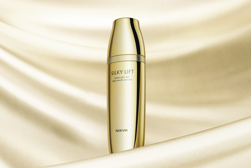 ゴールデンシルクエキス配合。ひとつ上の艶やかでなめらかな肌へと導く