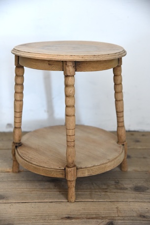 風合いあるラウンドサイドテーブル