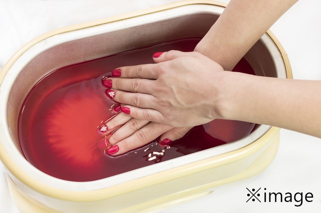 ネイルサロンで見かけるパラフィンパックとは？効果と方法を説明
