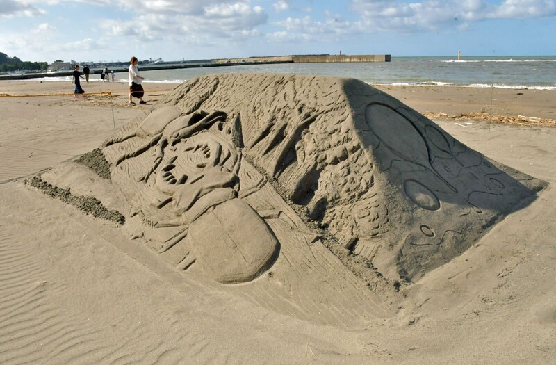鯵ケ沢海水浴場砂浜にサンドアートお目見え｜なびたび北東北