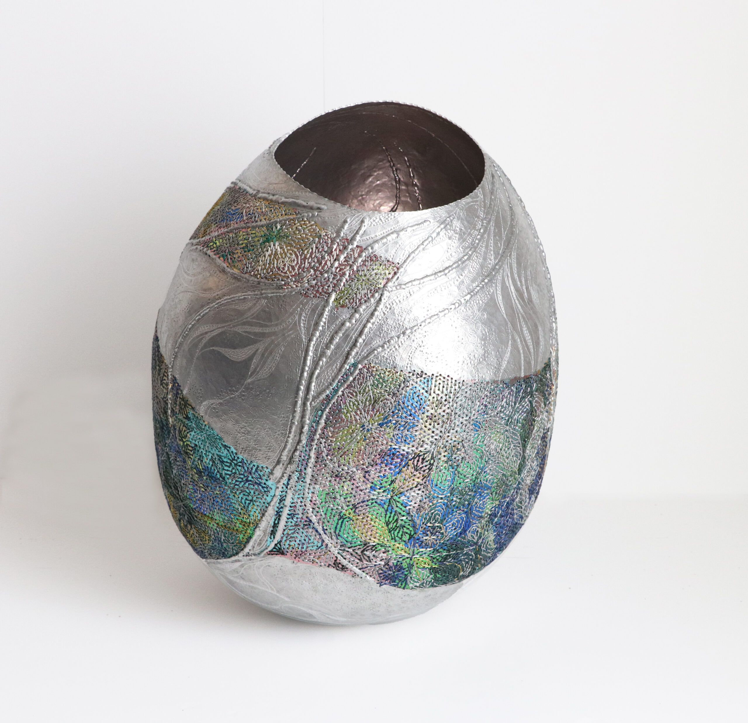 美術・工芸学科の 藪内 公美 准教授が「工芸2025」で育成賞を受賞しま