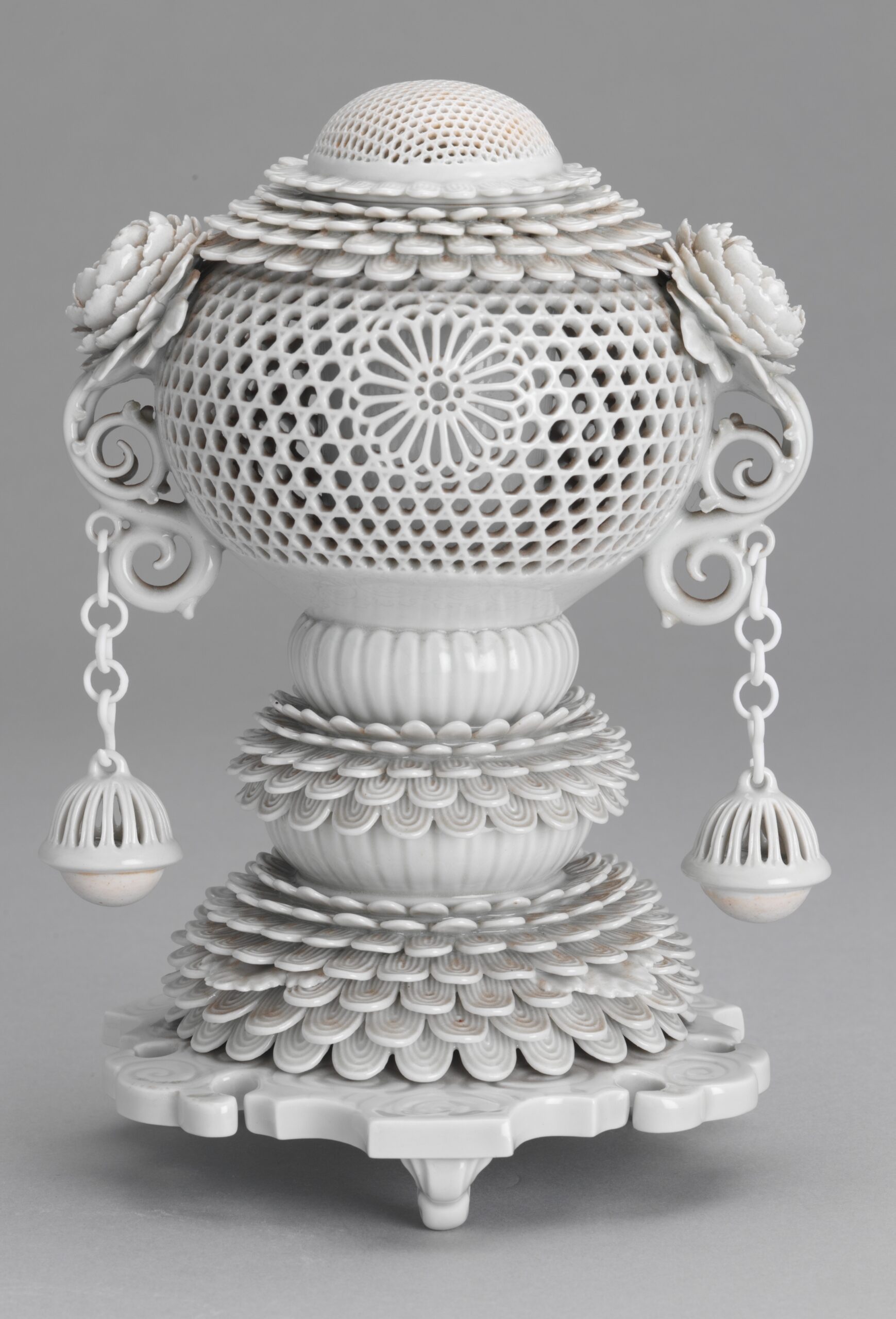 三川内焼の細工技術 | 長崎県美術館