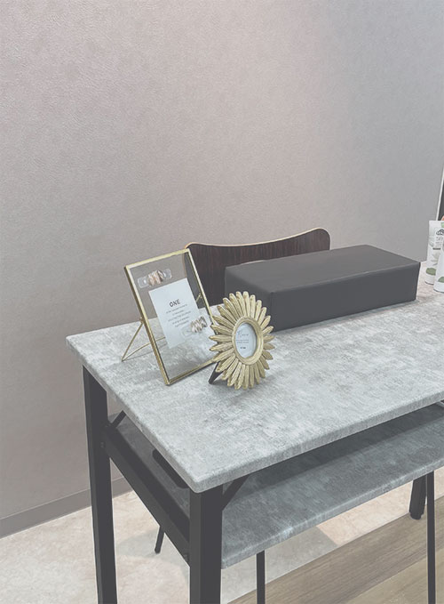 TAT ネイルテーブル グレー合成石モダンテーブル 2段棚付きSHAREYDVA