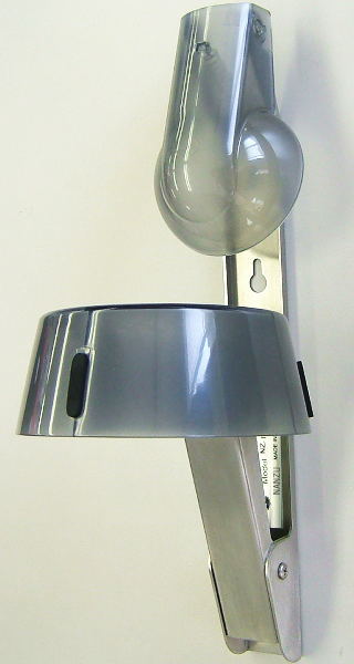 メガホン壁掛金具 一目で判るところにメガホンを設置し消防法にマッチ