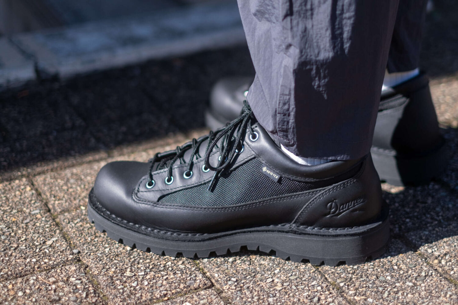 アウトドアからアーバンスタイルまで万能な「DANNER FIELD LOW