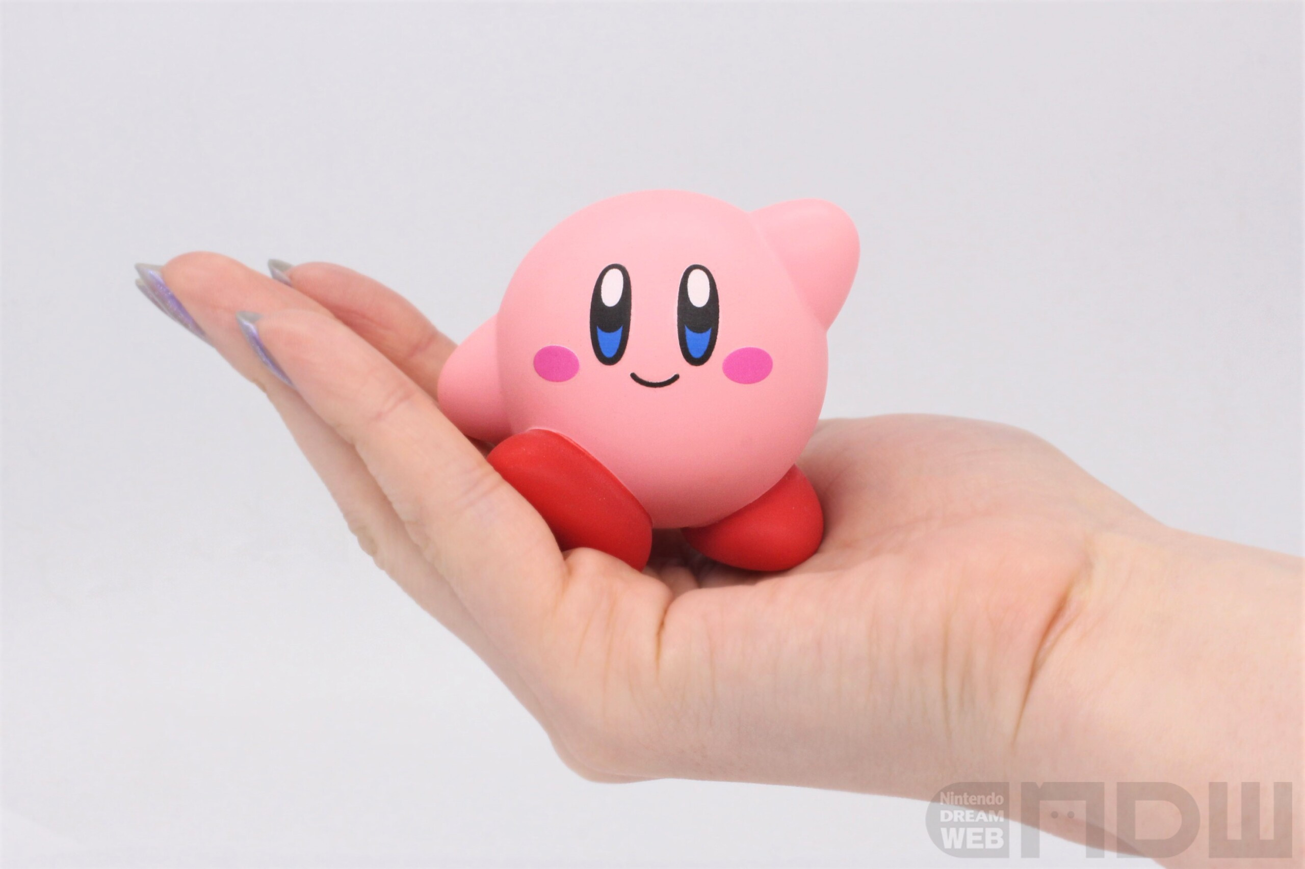 星のカービィ Wii デラックス』のカラフルなカービィたちがソフビに