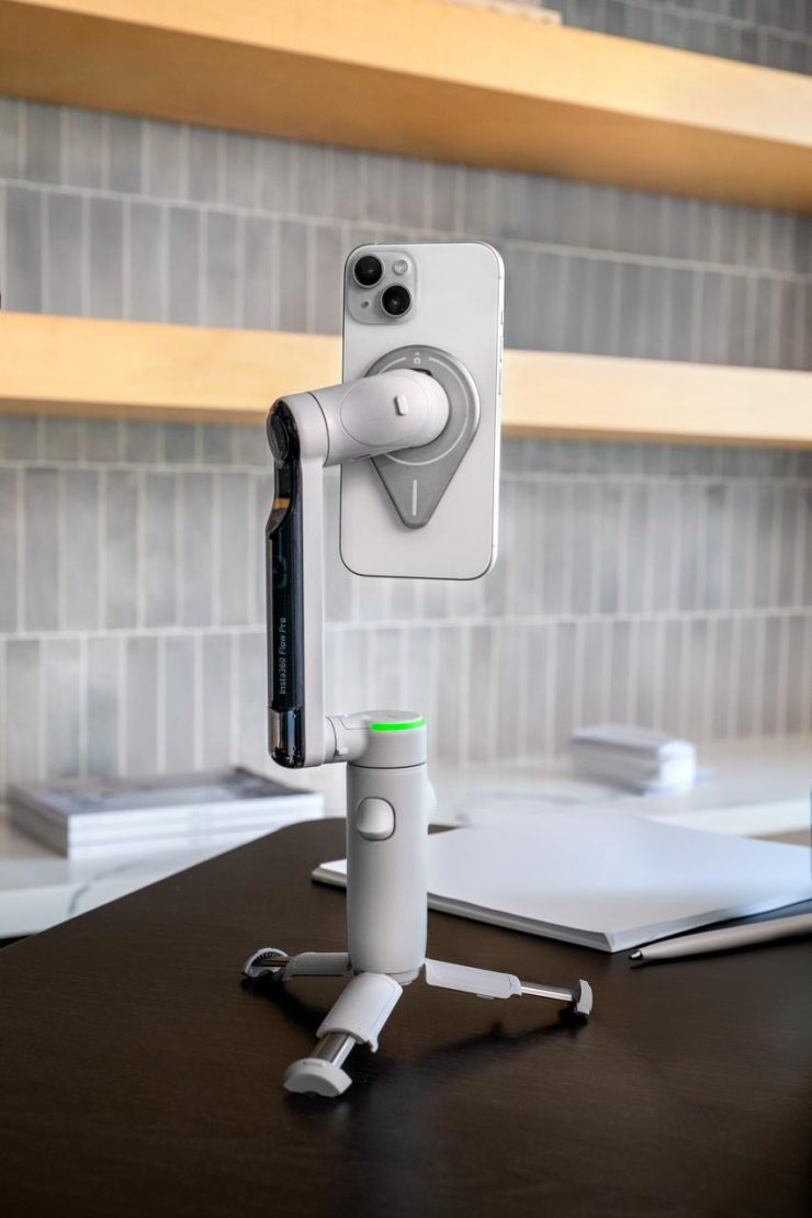 Insta360 Flow Pro– an AI tracking stabilizer for iPhones - Newsshooter