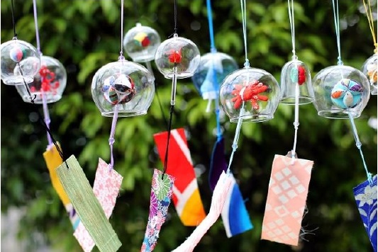 アクアマリンふくしまで、色とりどりの風鈴を8月31日まで展示します