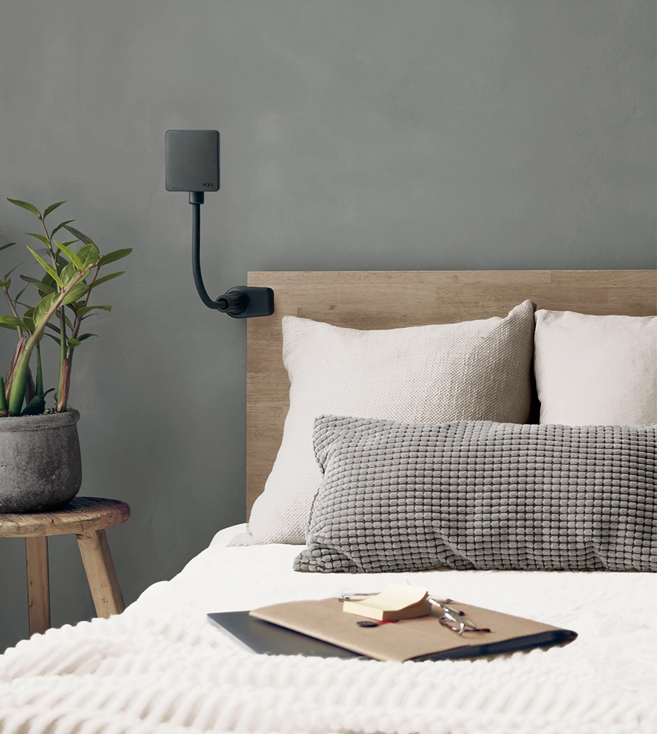 小型静音設計で自由に設置できるベッドルームプロジェクター | NX1