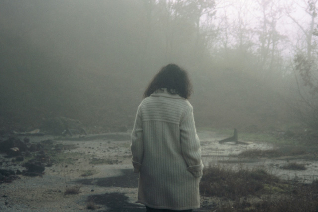 エレン・フライスの写真作品とヴィンテージの衣服を織り交ぜた新たな