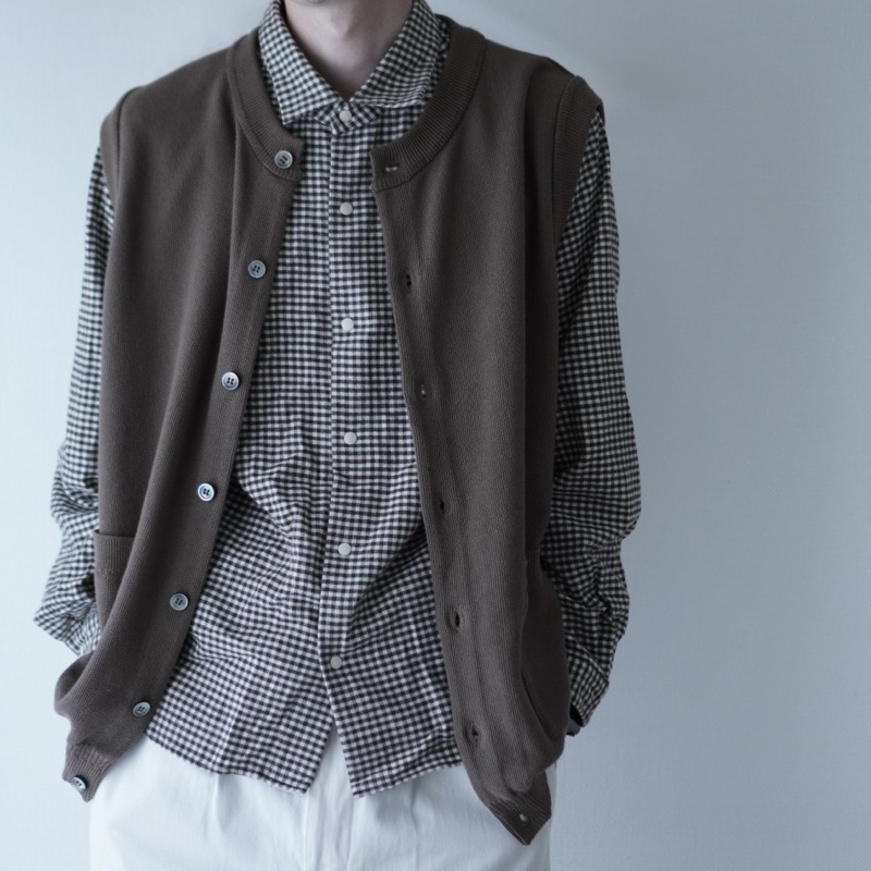 渓谷の水音を想う、『YASHIKI（ヤシキ）』のニットベスト