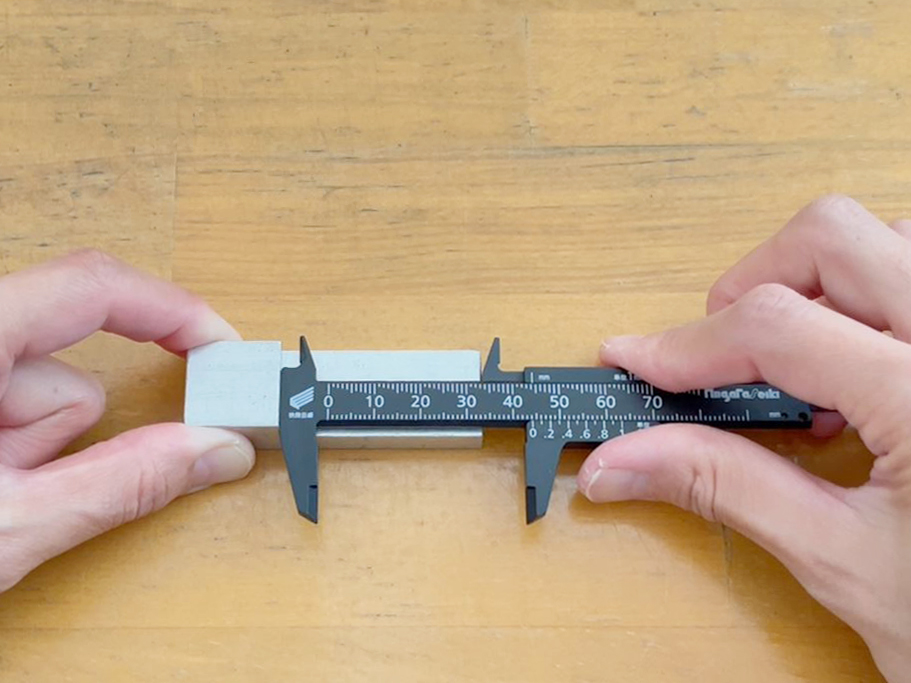 製品情報｜プラスチックノギス 快段目盛 軽快 100mm｜新潟精機株式会社