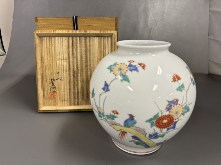十三代酒井田柿右衛門 錦花鳥文花瓶 訪問買取でお譲り頂きました ｜日興堂