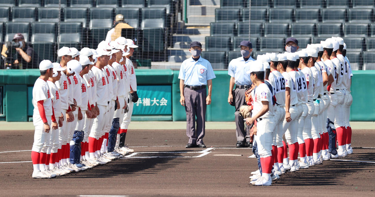 どっちの智弁？」あらゆる場面に赤白ユニホーム SNSでは挟殺見たい