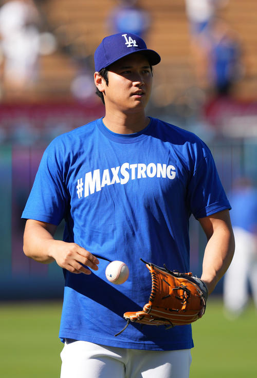 大谷翔平「＃MAXSTRONG」Tシャツ姿でキャッチボール チームで