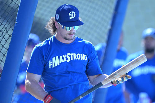 大谷翔平「＃MAXSTRONG」Tシャツ姿でキャッチボール チームで