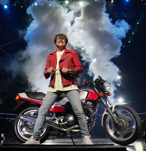 マッチ還暦！近藤真彦“赤い革ジャン”で「ハイティーン・ブギ」60歳誕生