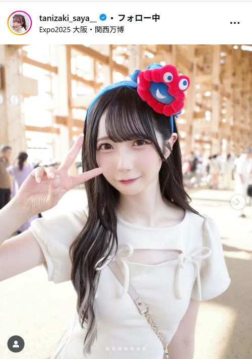 ≠ME谷崎早耶、白の胸元開きセットアップ＆ミャクミャクカチューシャ姿