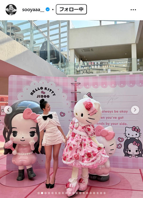 韓流】BLACKPINKジス、透け感ミニスカワンピ脚線美でハローキティと