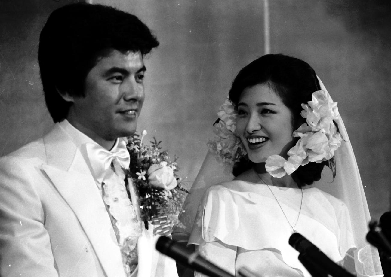 歌手山口百恵と俳優三浦友和が東京・赤坂の教会で結婚式／今日は