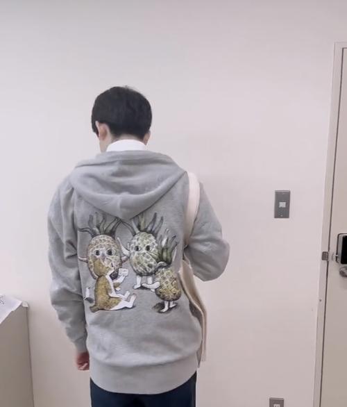 藤井聡太8冠たまらんかわいさ…パーカー＆トートバッグでくるりポーズ