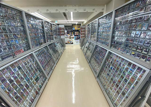 親子連れや女性も気軽に立ち寄れる、 トレーディングカードのお店が