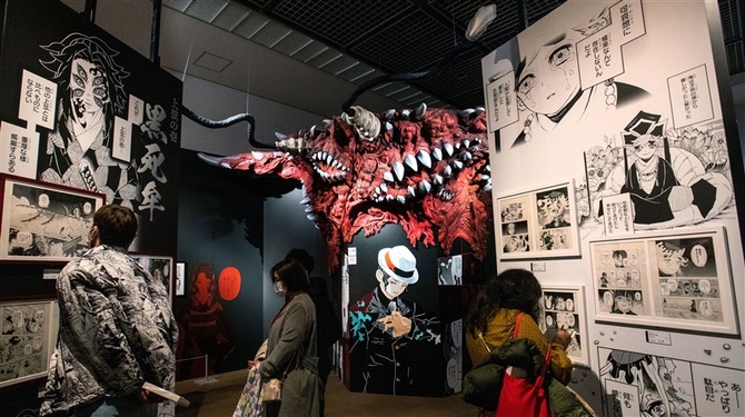 鬼をテーマにしたエリア。鬼舞辻無惨の血と細胞をイメージしたオブジェ