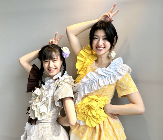 明るくポーズを決める小林歌穂（右）と仲村悠菜 - 「エビ中」が新曲
