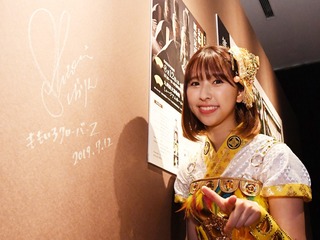 会場にサインをして笑顔を見せる「室町将軍」展オフィシャル