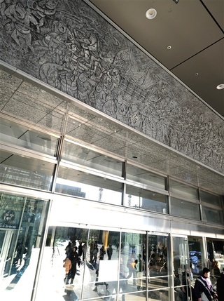 動画】23メートルの横長レリーフは玄関口象徴の舁き山笠、童画家西島