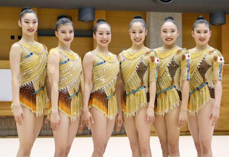 新体操の世界選手権日本代表壮行会で写真に納まる団体代表。右から3
