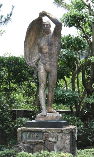 1990年、大分南高への「新風」像の寄贈を祝う故富永直樹さん（大分南高