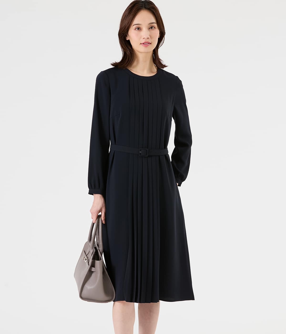 ウォッシャブル】ライトサテン 長袖フロントプリーツワンピース