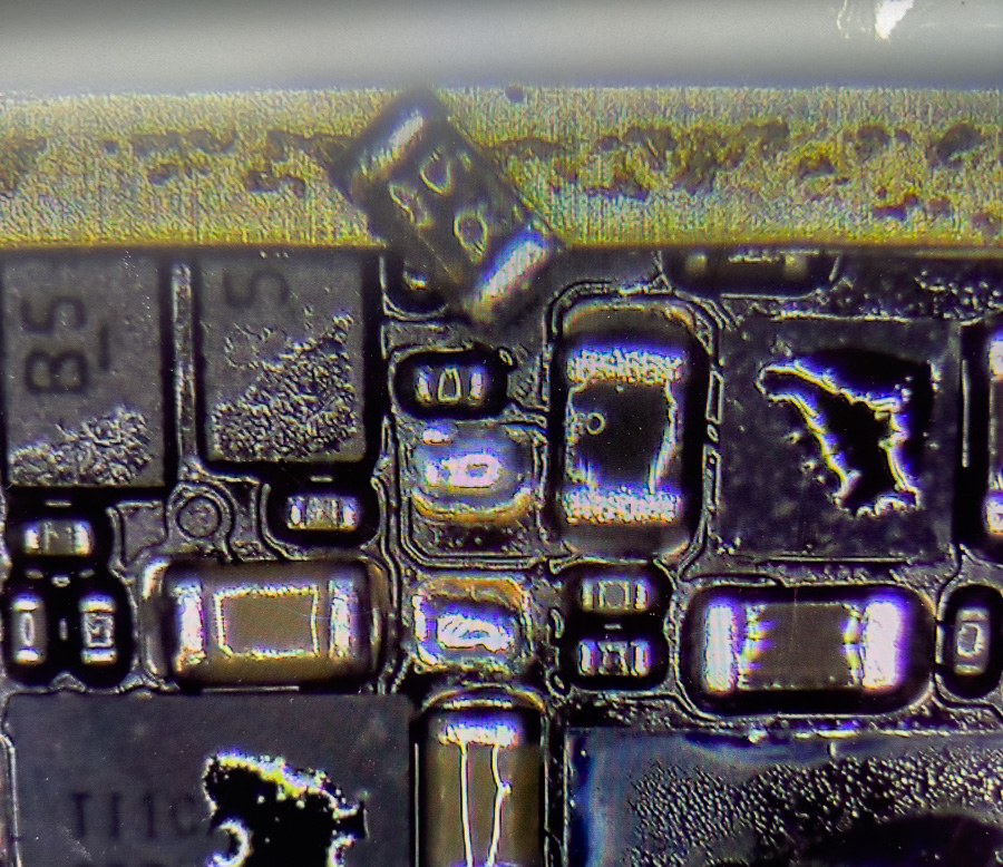 全く電源の入らないiPhone SE（第3世代）の修理【基板復旧】 - 東京