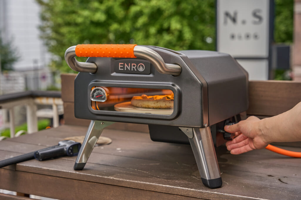 500℃で焼き上げる本格ピザが美味！ 煙知らずでコンパクトな「ガス式