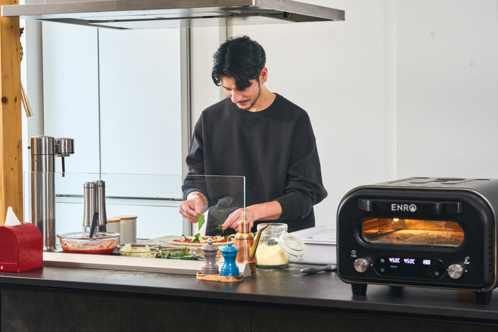 お店のピザを自宅で手軽に！ 450℃の高温で焼き上げる「家電ピザ窯」が