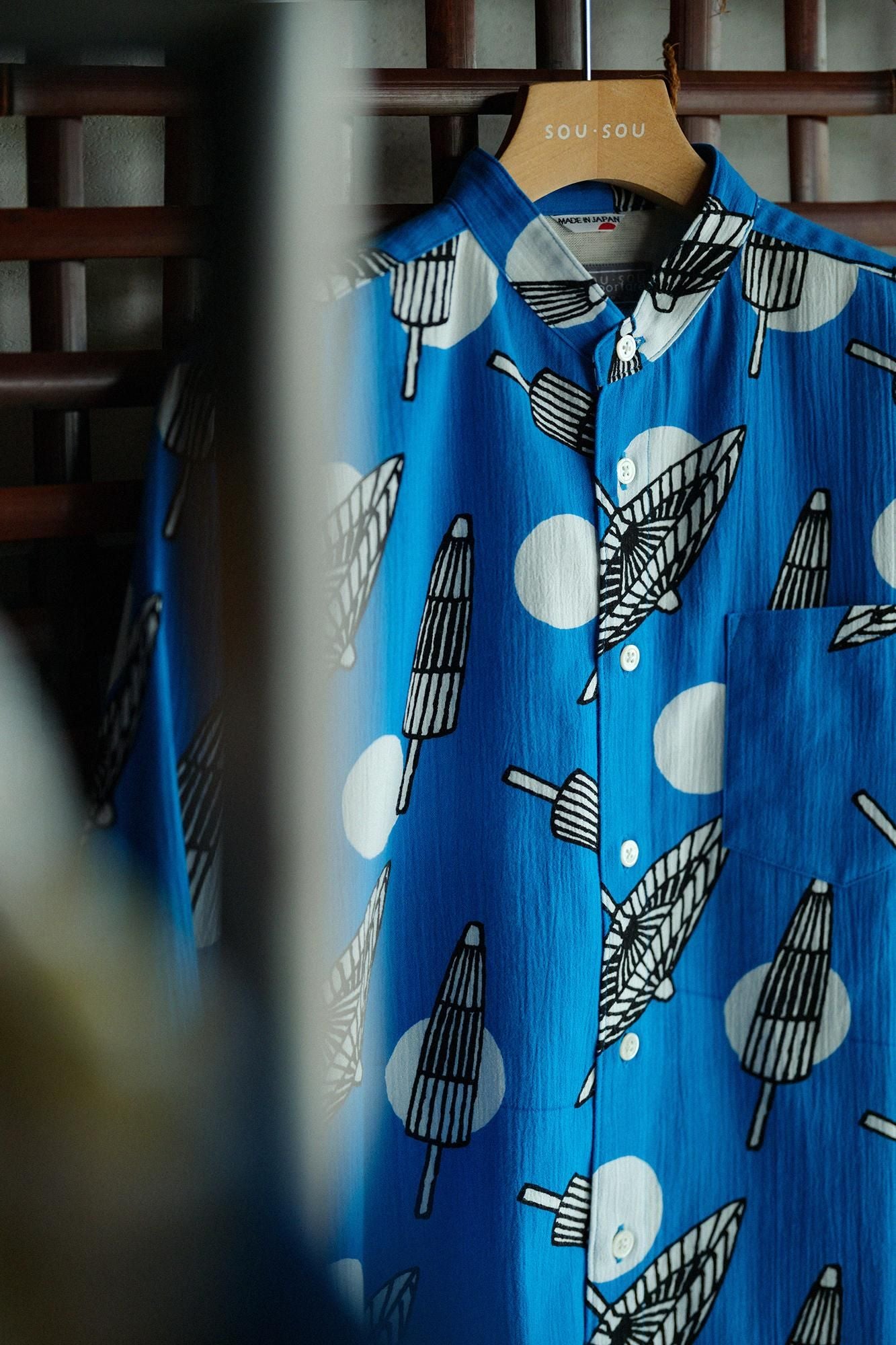 高島縮 20/20 スタンドカラーシャツ／番傘に水玉（ばんがさにすいぎょ