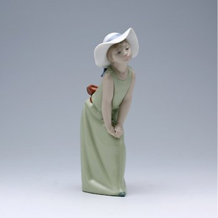 リヤドロ 05009 鏡の前で（若草色の少女） | 洋食器のSohbiネット