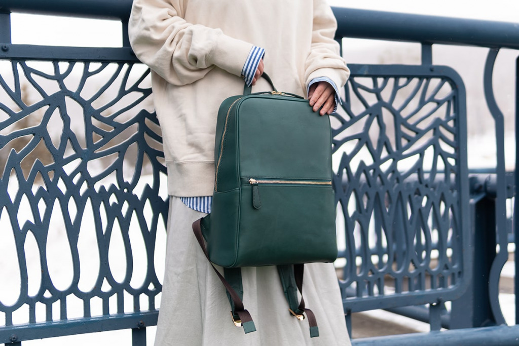 たっぷり詰め込めるレザーバッグでおしゃれにおでかけ｜エリン 限定