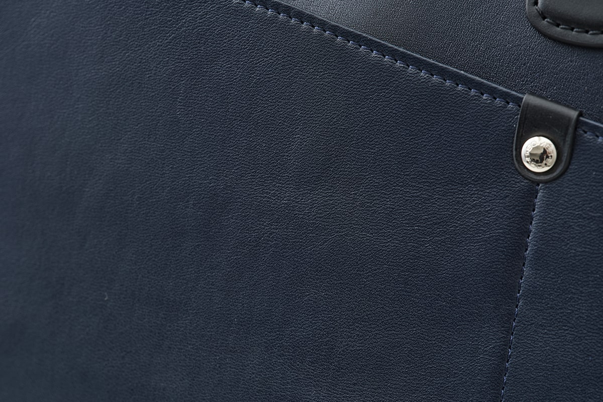 装いに寄り添う軽やかなブリーフケース｜プログレス | ソメスサドル