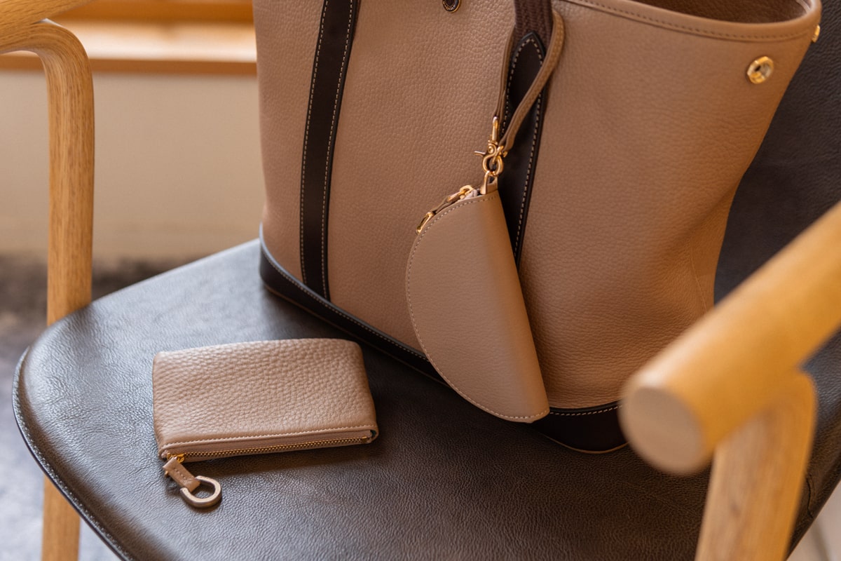 彩りを持ち歩く、コンパクトなレザーポーチ｜ピッコラ 限定カラー