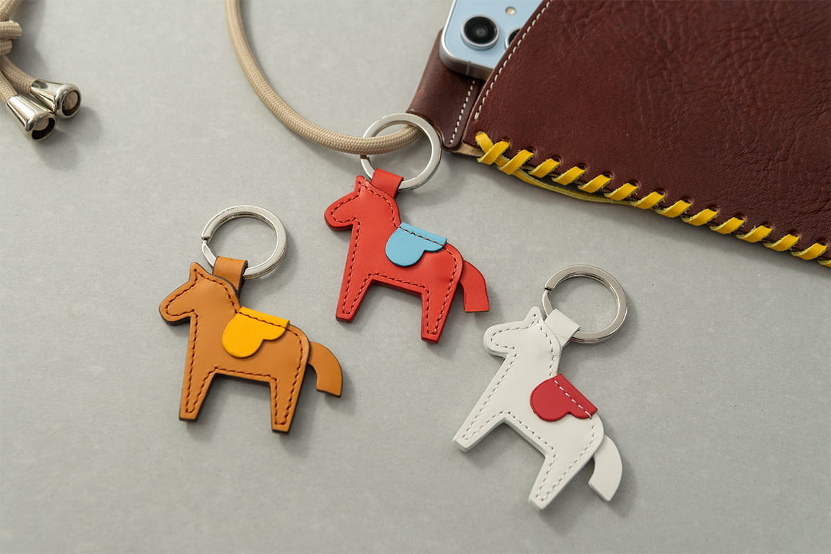 小さな馬に、色の遊び心を｜馬キーホルダー限定カラー | ソメスサドル
